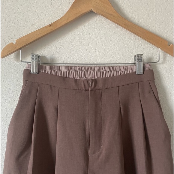 Pleated burgundy shorts - Picture 2 of 4